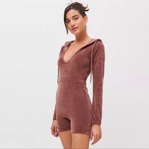 Urban Outfitters iets frans Kenny Velour Brown Romper